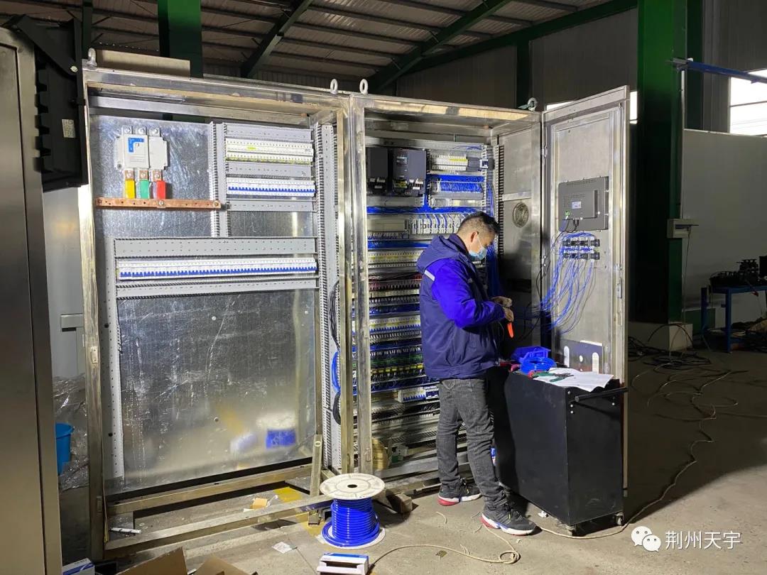 平凡的付出，貢獻的美麗，最美“敬業(yè)?！?荊州天宇技術(shù)部門春節(jié)期間仍堅守工作崗位，趕制先進生產(chǎn)線