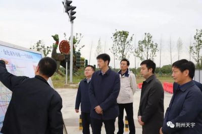 區(qū)委副書記、代理區(qū)長(zhǎng)秦軍帶隊(duì)到岑河鎮(zhèn)調(diào)研指導(dǎo)工作，荊州市天宇汽車配件有限公司作為岑河鎮(zhèn)龍頭企業(yè)參與現(xiàn)場(chǎng)調(diào)研