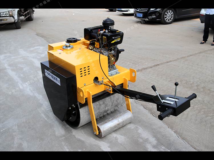 大單輪壓路機(jī) 大單輪壓路機(jī)